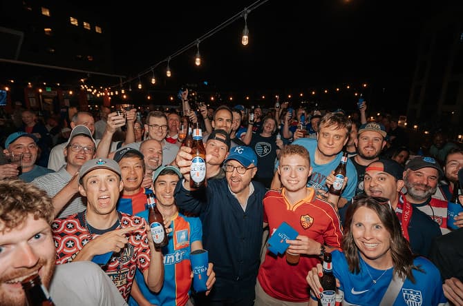 Advertise with us About us image